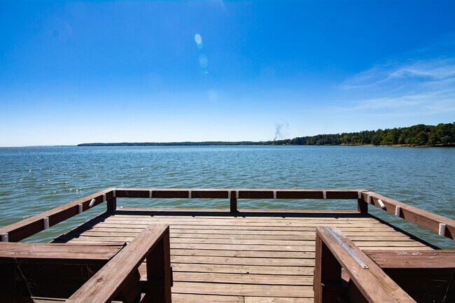 Building Photo - 150 Edgewater Way