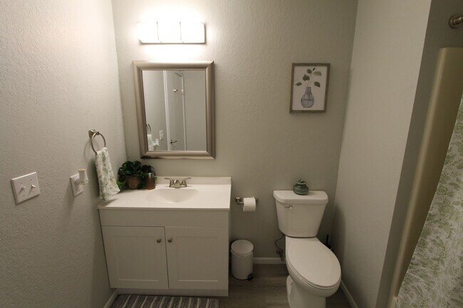 Building Photo - Spacious first floor one bedroom with mode...