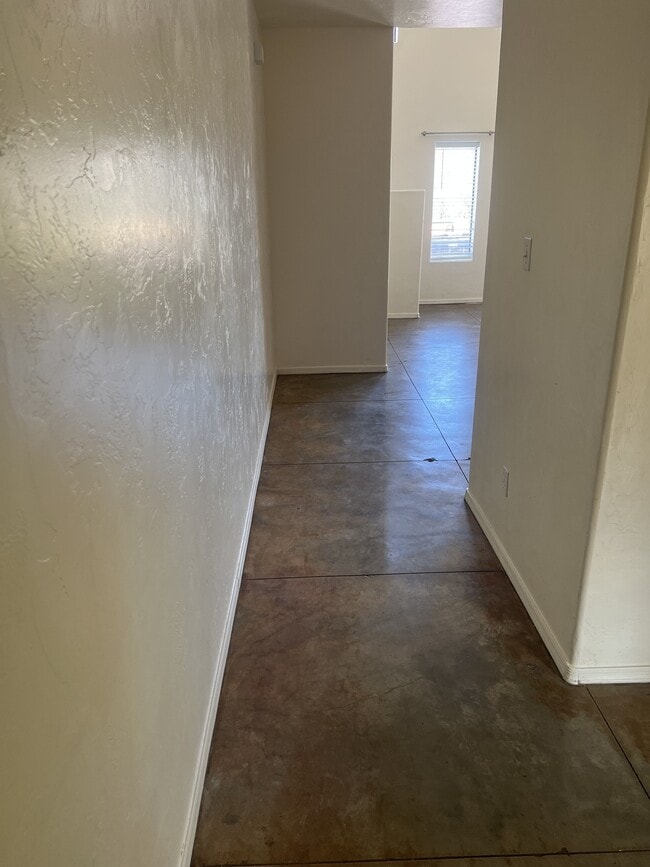 Building Photo - 422 Avenida Oriol