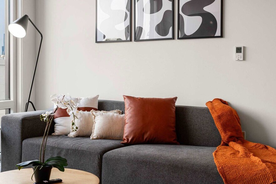 Building Photo - 853 W Blackhawk St