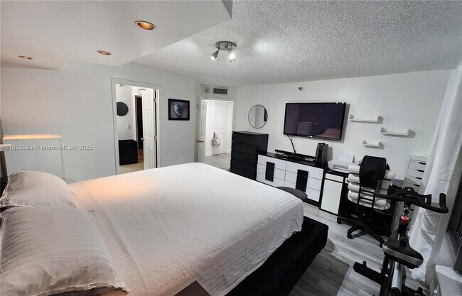 Building Photo - 3500 Mystic Pointe Dr