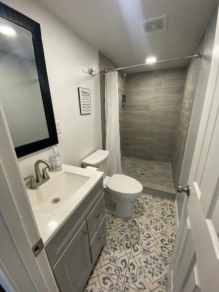 Full Bathroom - 3831 Monroe Ave