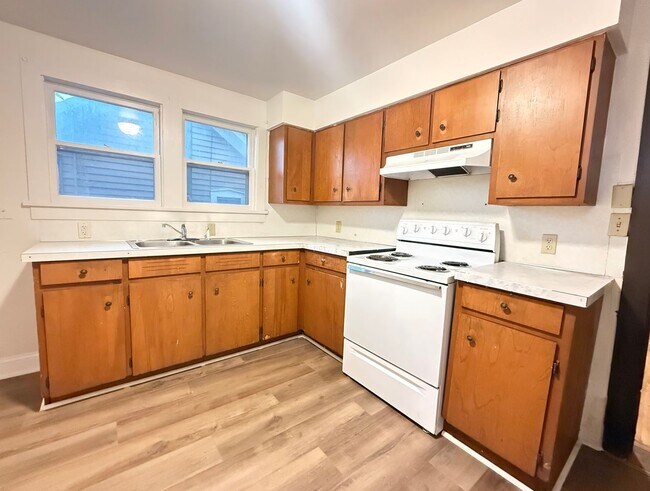 Building Photo - 133 Benton St