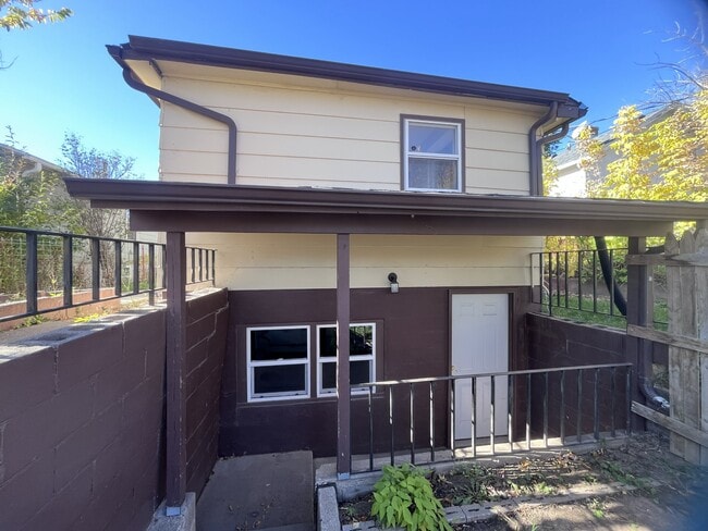 Building Photo - 724 Silver St