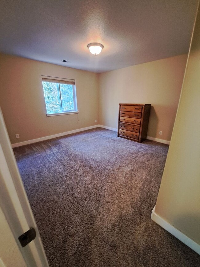 Building Photo - Secluded 5 bedroom Amazing Views Green Space