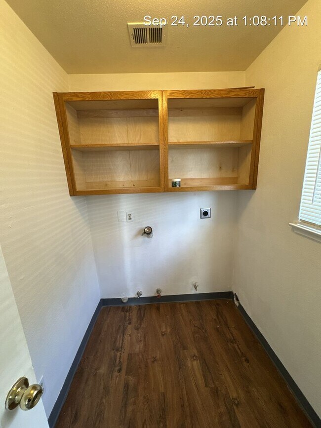 Building Photo - 2156