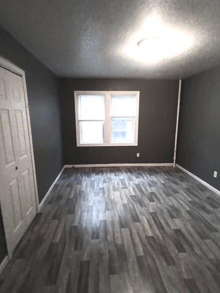 Building Photo - 706 W Prairie Ave