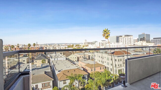Building Photo - 846 S Mariposa Ave