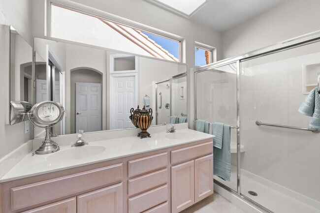 Building Photo - 38537 Fallbrook Ave