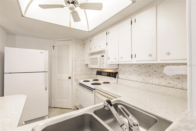 Building Photo - 4158 S Tamiami Trl