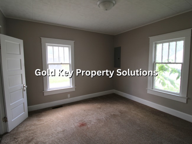 Building Photo - Updated 2 BR 1 BA House with Garage and Fe...