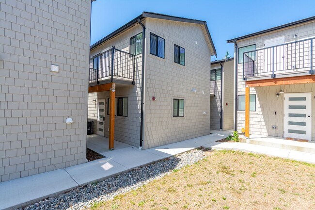 Building Photo - 2 Bedroom Luxury New Construction Cottage - Standalone Alone Home - Location Location Location