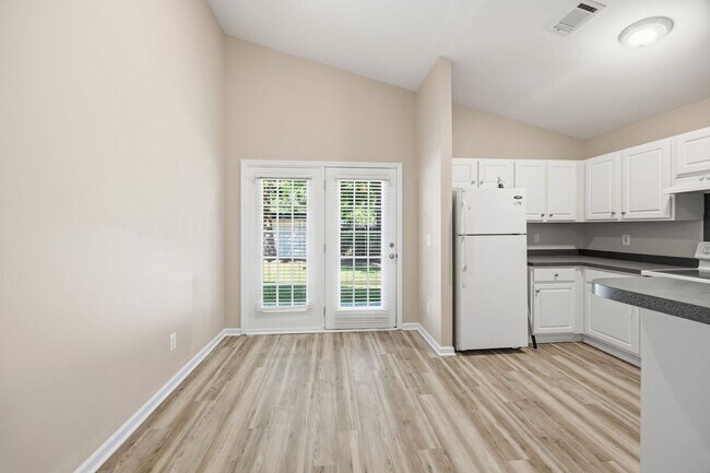 Building Photo - Comfortable 3BR Ranch with 2-Car Garage in Northwoods Pointe