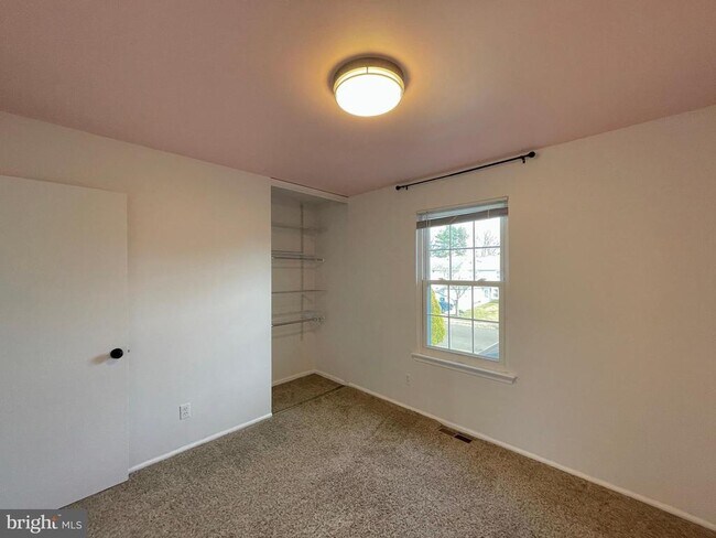 Building Photo - 7 N Hill Dr