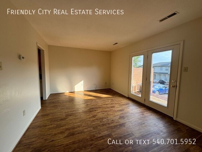 Building Photo - 1E Holly Ct-
