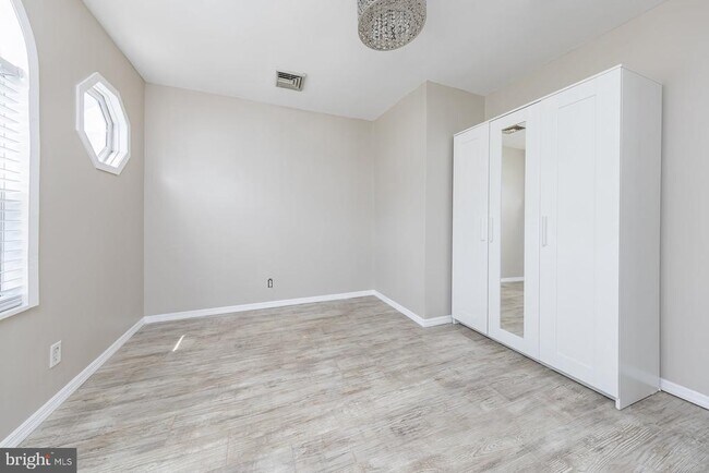 Building Photo - 1304 Clearbrook Ave