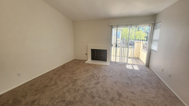Building Photo - 2 Bedroom, 2 Bath Condo in Eastlake Shores