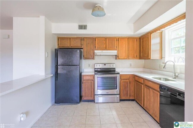 Building Photo - 1464 N Cedar Crest Blvd