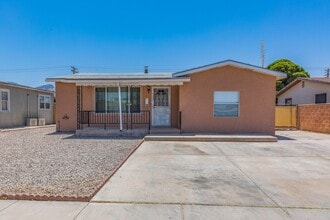 Building Photo - Cozy 3 Bed 2 Bath Home - Pets on Owner App...