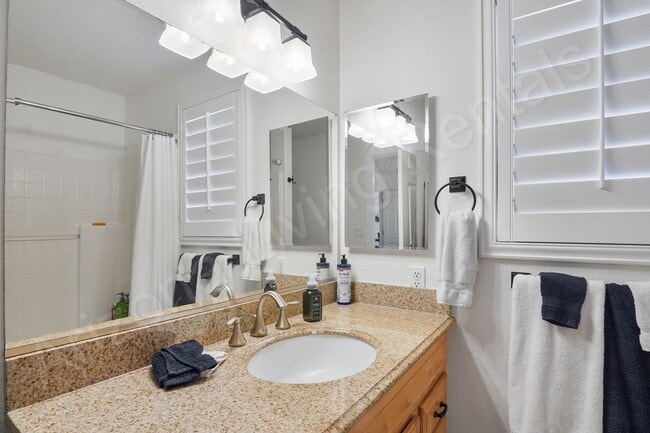 Building Photo - FURNISHED AVAILABLE OCTOBER - MAY