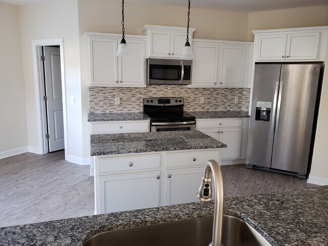 Building Photo - Three-Bedroom Home for Rent in New Riverside!
