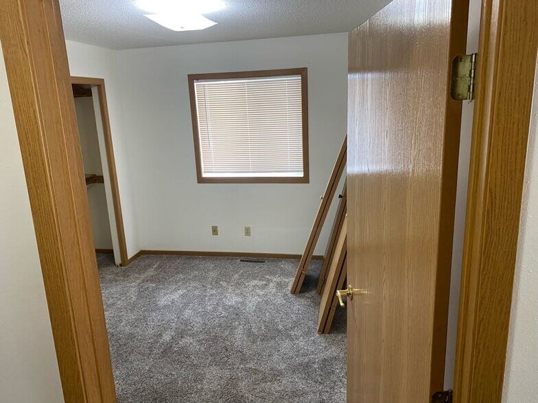 Building Photo - 106 5th Ave S