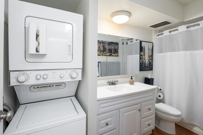 Building Photo - Keoni Ana in Waikiki - 2 Bedroom 1.5 Bath and 2 Parking Stalls!