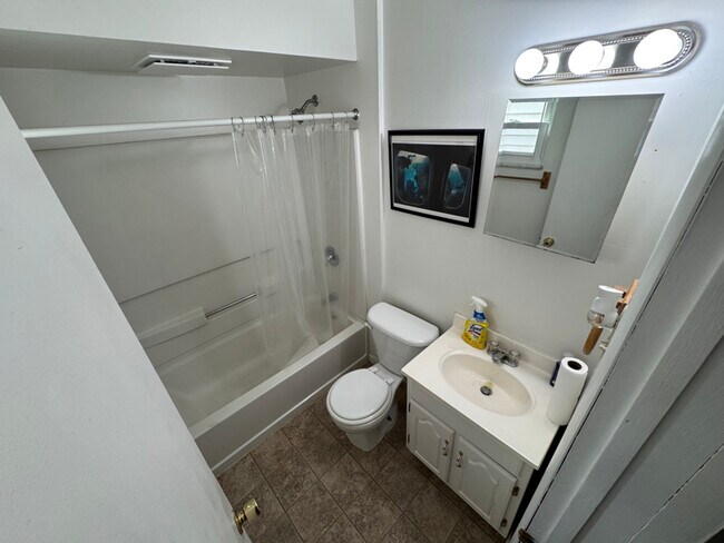 Building Photo - 724 Wills St