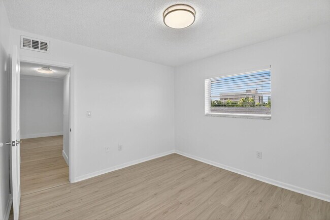 Building Photo - 1735 NE 164th St