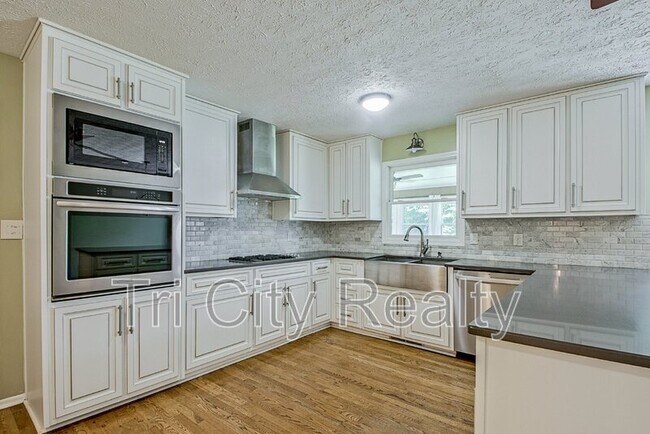 Building Photo - 630 Hawthorne Pl