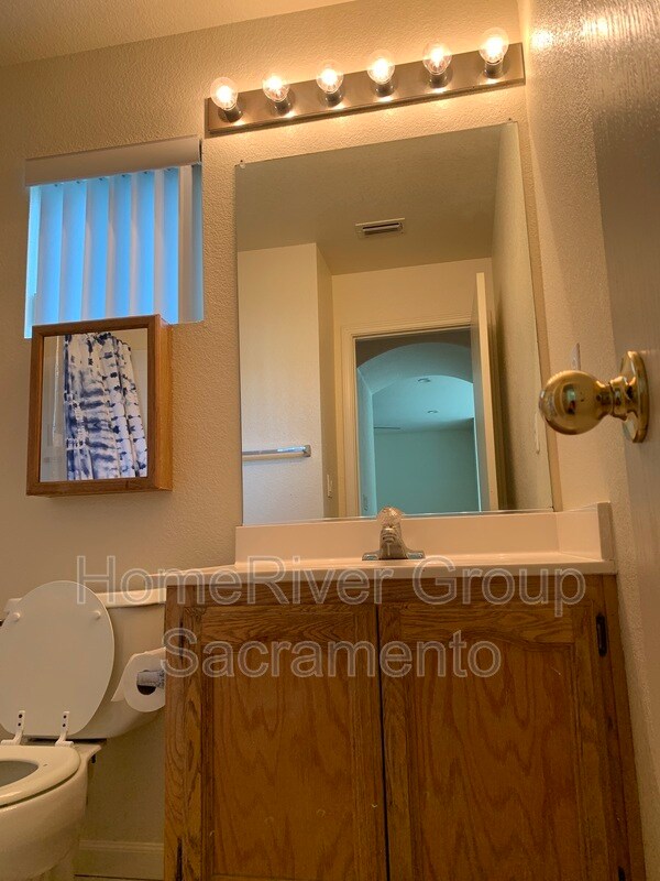 Building Photo - 202 Red Oak Ct