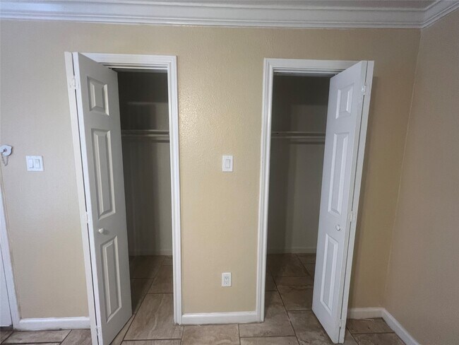 Building Photo - 10110 Westview Dr