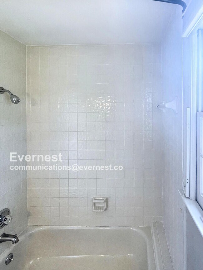 Building Photo - 703 Shady Glen Ct