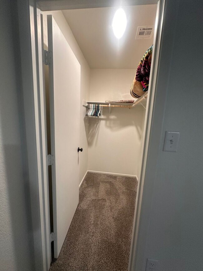 Building Photo - Fully furnished 3 bed 2 bath