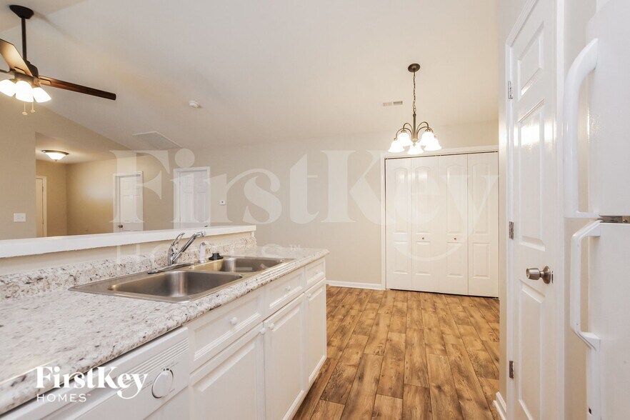 Building Photo - 5823 Hamilton Oaks Dr