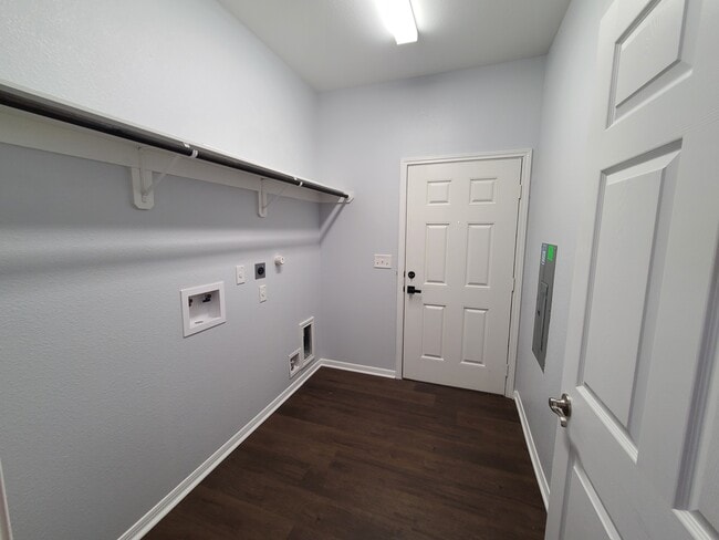 Building Photo - 3151 Roe Dr