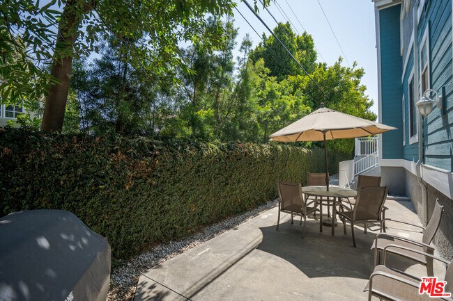 Building Photo - 13030 Moorpark St