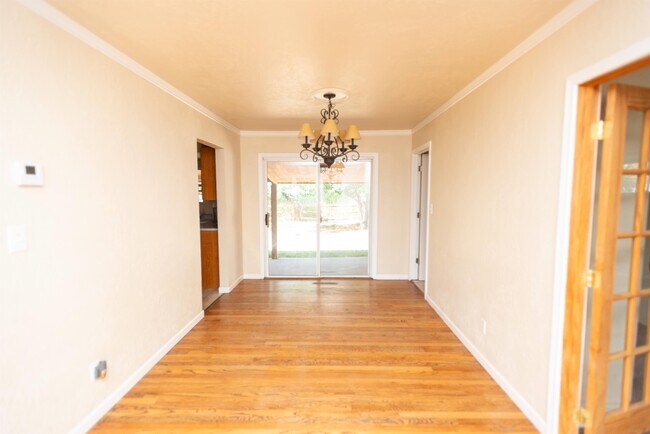 Building Photo - 307 N 3rd St