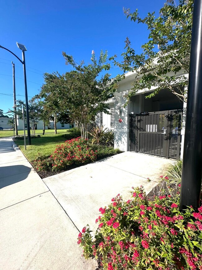 Building Photo - 4518 Dow Ln
