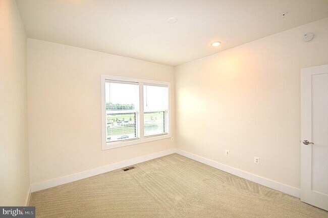 Building Photo - 44878 Tiverton Sq