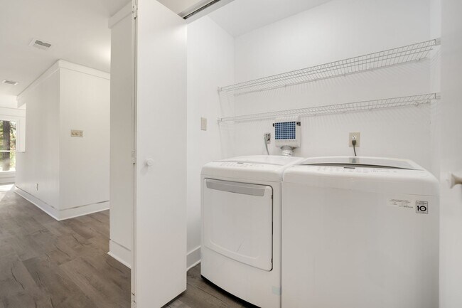 Building Photo - 2 bed 2 bath Recently Renovated Condo Loca...