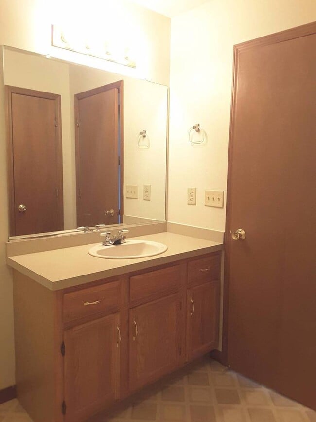 Building Photo - 213 Stonewall Ct