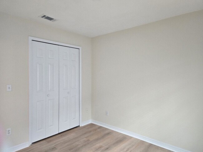 Building Photo - 3/2 Fenced Pet Friendly Home