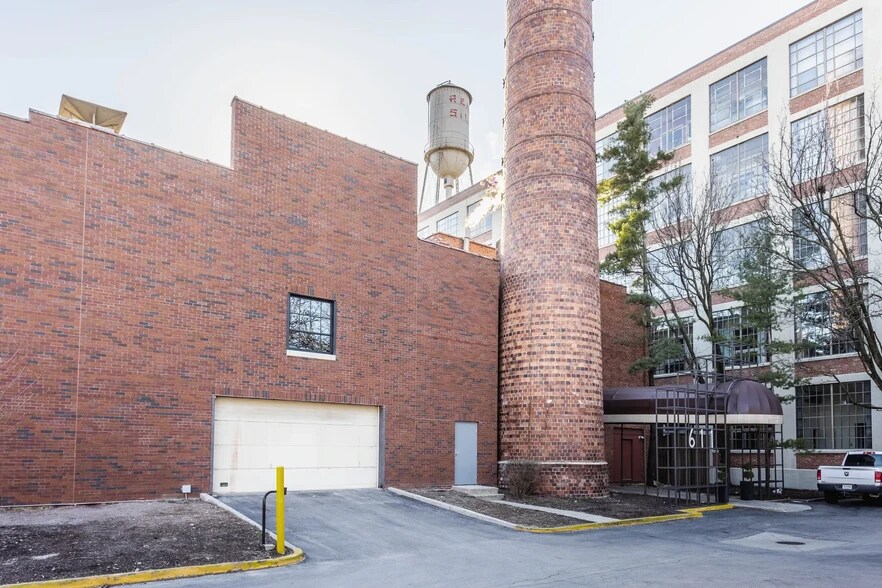 Building Photo - 611 N Park Ave