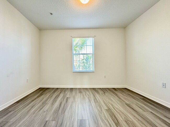 Building Photo - Renovated 3/2.5 Townhome with Office/Flex ...