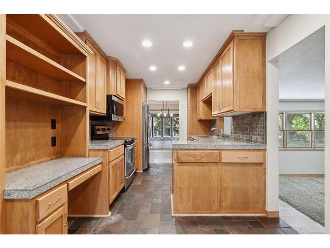 Building Photo - 6802 Cottonwood Ln N
