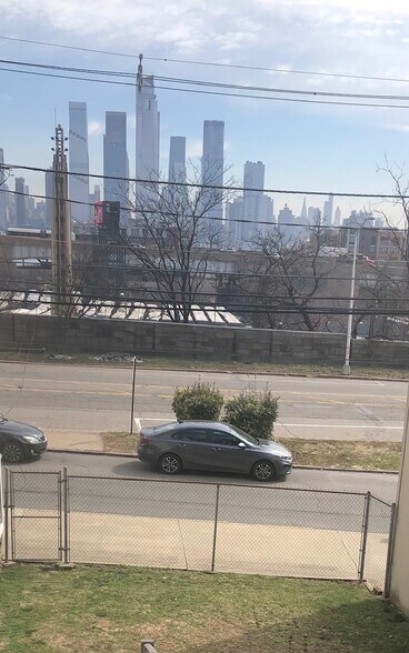 Building Photo - 303 Park Ave