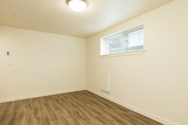 Building Photo - Modern Spacious 3 Bedroom, 2 Bath Apartmen...