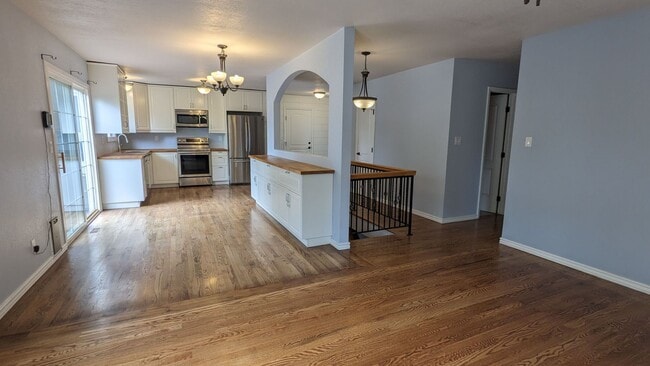 Building Photo - BEAUTIFUL 5 BED/3 BATH RANCHER WITH FINISH...