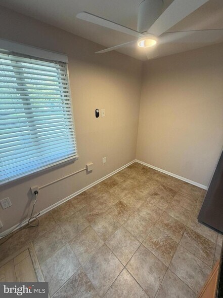 Building Photo - 250 Tanglewood Ln